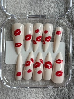 Kiss Me Lips Press-On Nail Set